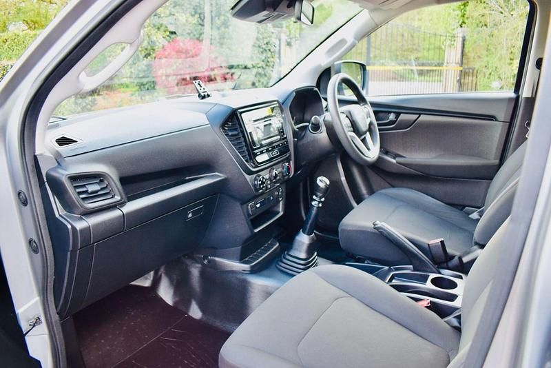 Used Isuzu D-Max 163 HP (119 kW) 2022 Silver Pickup