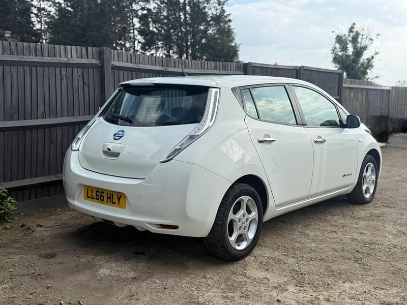 Used Nissan Leaf Acenta 80 kW (109 HP) 2016 White Hatchback