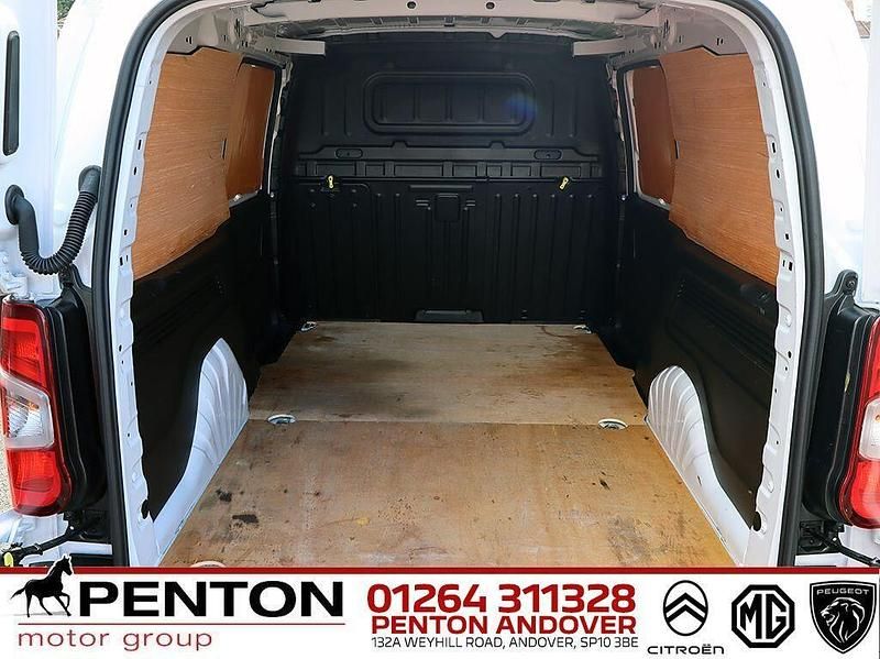 Used Vauxhall Combo S 100 HP (73 kW) 2024 White MPV