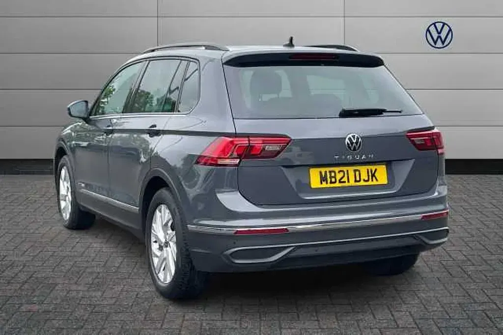Usado VW Tiguan Life 150 HP (110 kW) 2021 Cinzento SUV