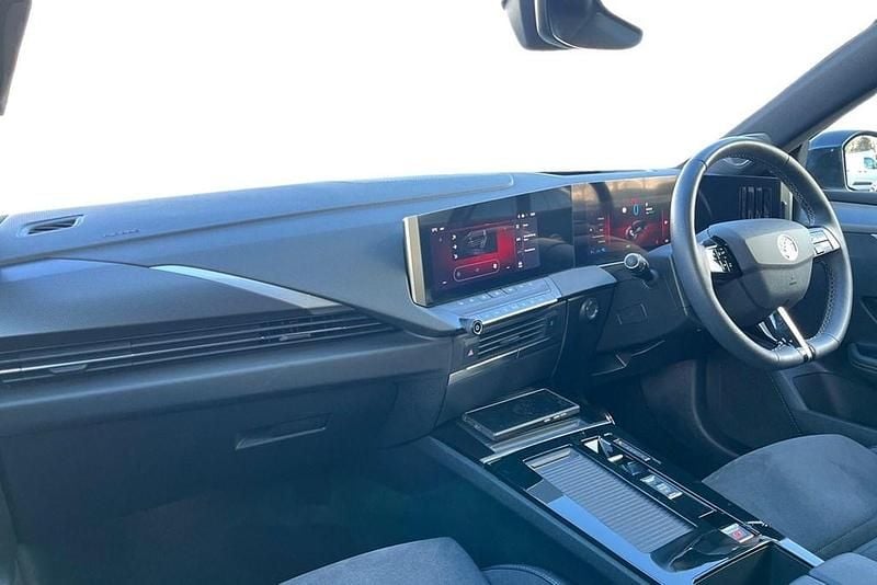 Used Vauxhall Astra Ultimate 178 HP (130 kW) 2024 White Hatchback