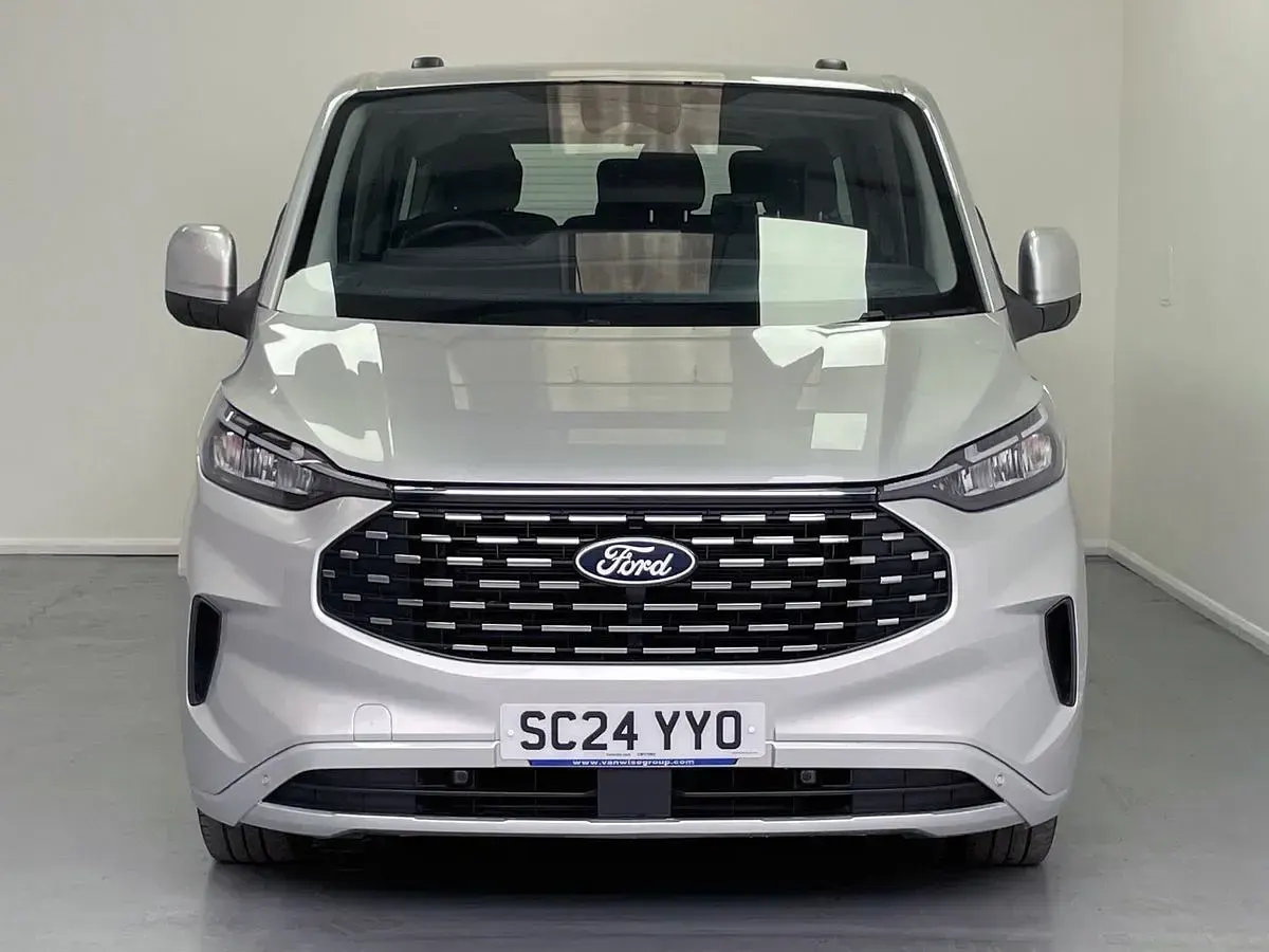 Usado Ford Tourneo Custom Titanium 136 HP (100 kW) 2024 Prateado Van