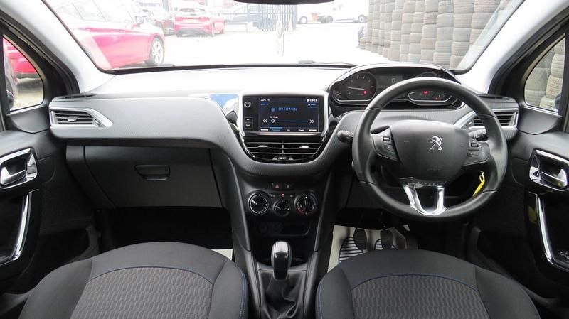 Used Peugeot 208 Signature Sky 2018 Blue Hatchback