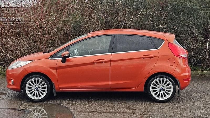 Used Ford Fiesta Titanium 96 HP (70 kW) 2011 Red Hatchback