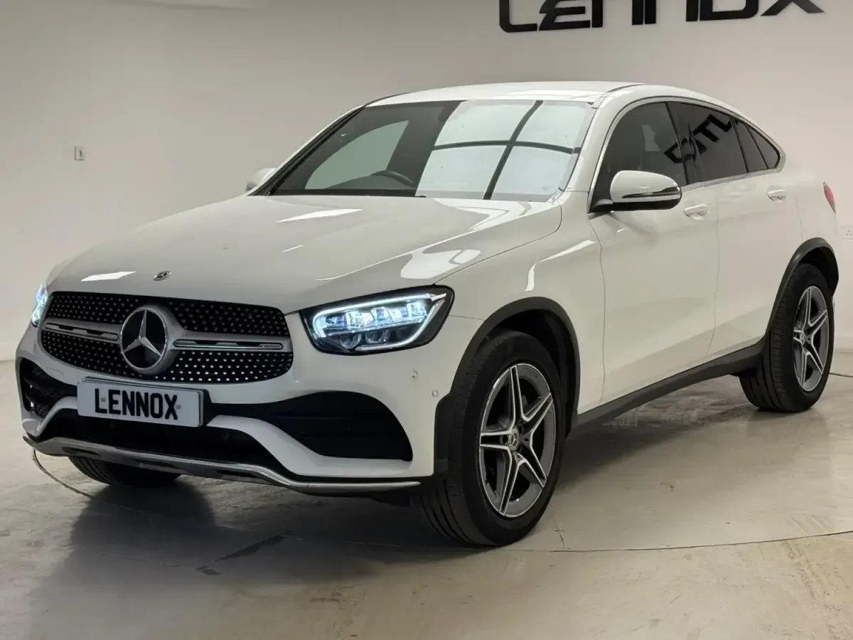 Używany Mercedes GLC300e AMG line 2022 Biały Coupe