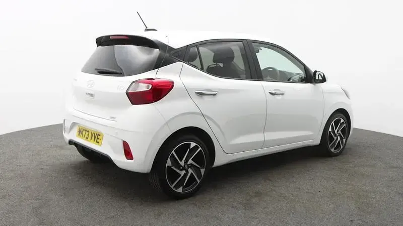 Used Hyundai i10 Premium 84 HP (61 kW) 2023 White Hatchback