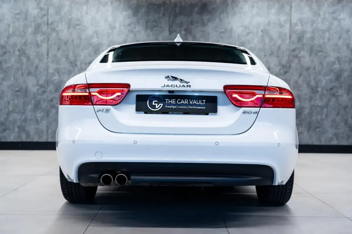 Używany Jaguar XE Prestige 2017 Biały Sedan/Limuzyna