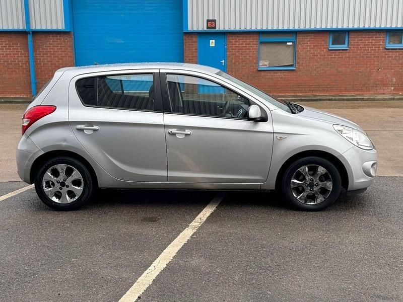 Used Hyundai i20 Comfort 77 HP (56 kW) 2010 Silver Hatchback