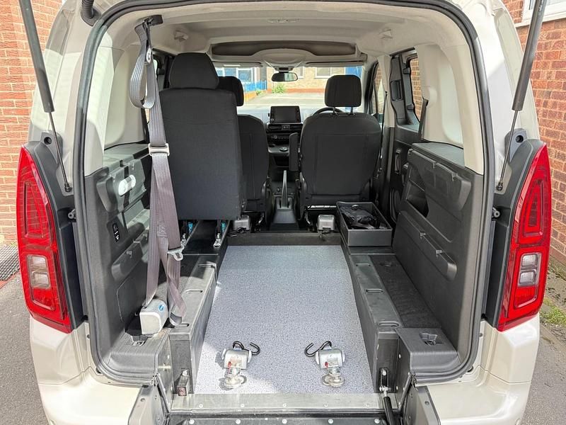 Begagnad Vauxhall Combo S 130 HK (95 kW) 2021 Grå Minibuss