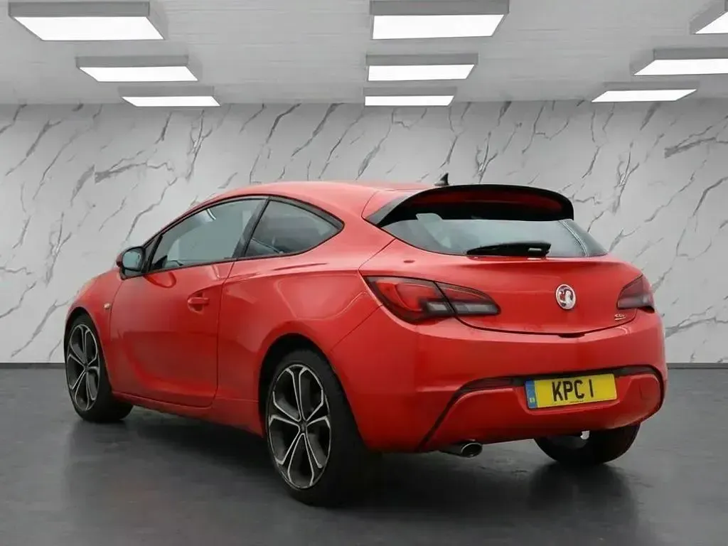 Used Vauxhall Astra GTC Edition 140 HP (102 kW) 2014 Red Coupe