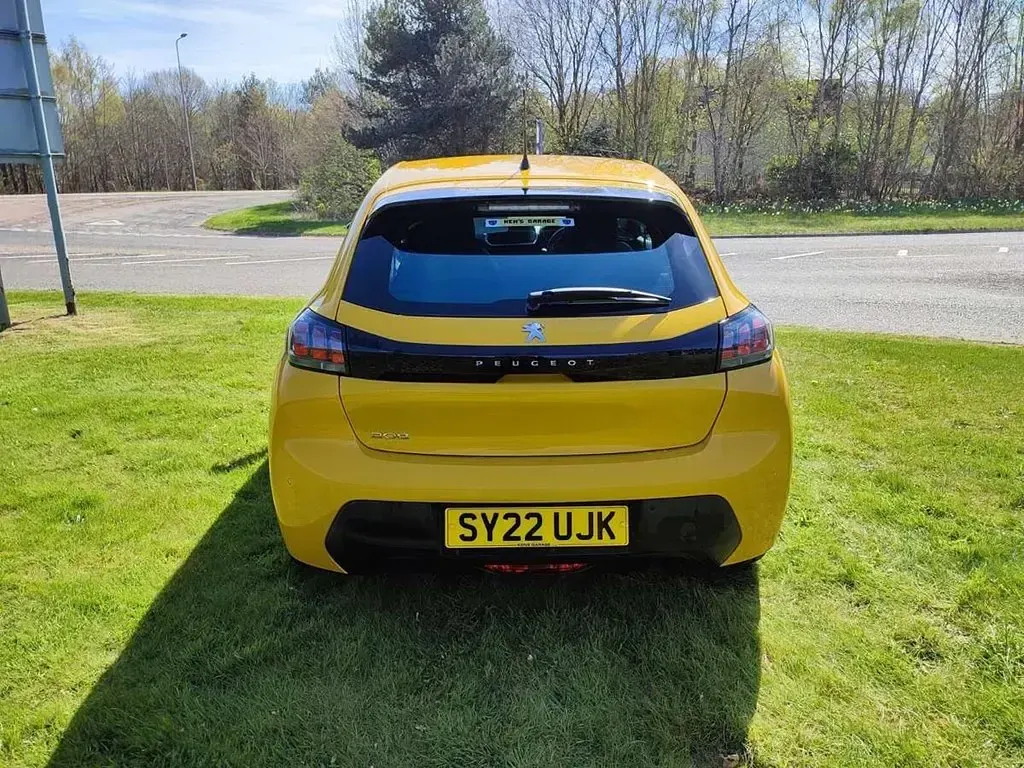 Gebraucht Peugeot 208 Active Premium 75 PS (55 kW) 2022 Gelb Kleinwagen