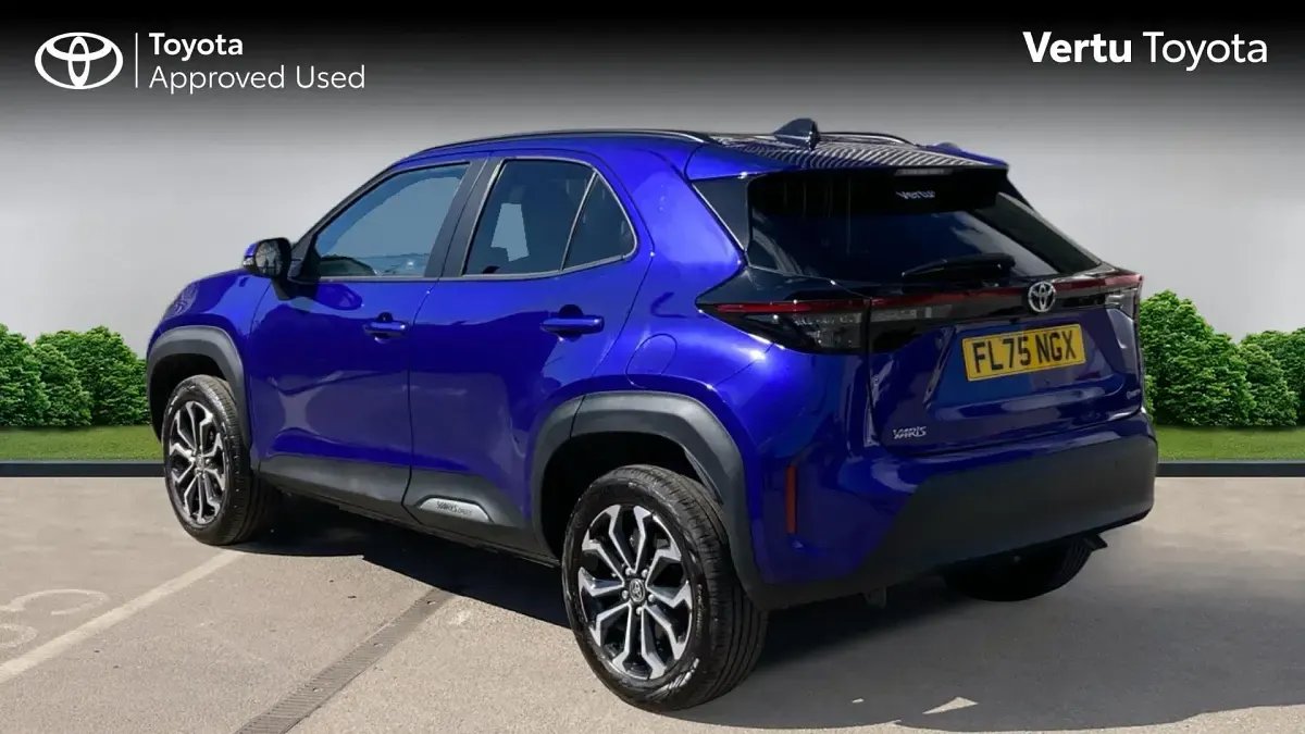 Used Toyota Yaris Hybrid Design 116 HP (85 kW) 2025 Juniper blue (metallic paint) Estate