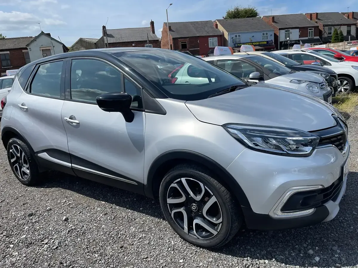 Used Renault Captur Dynamique 90 HP (66 kW) 2017 Silver/black SUV