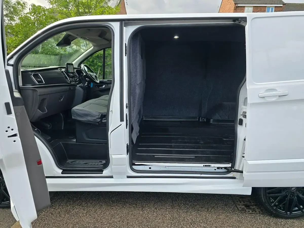 Used Ford Transit Custom Limited 130 HP (95 kW) 2022 White Van