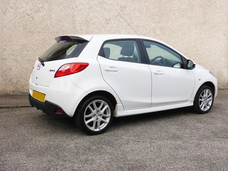 Used Mazda 2 100 HP (73 kW) 2012 White Hatchback
