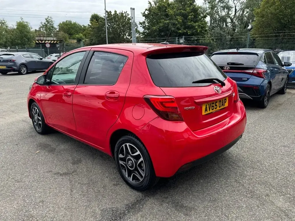 Used Toyota Yaris Sport 99 HP (72 kW) 2015 Red Hatchback