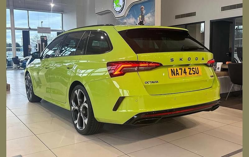 Used Skoda Octavia vRS 261 HP (191 kW) 2024 Hyper green Estate
