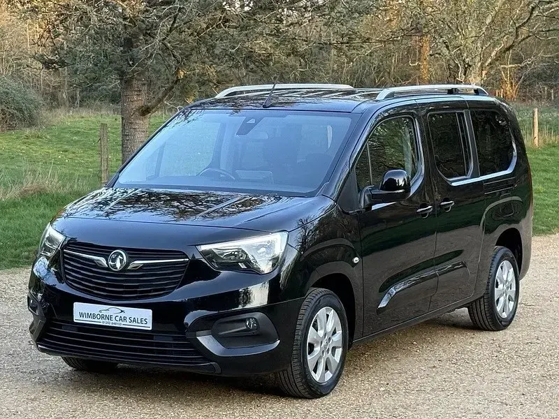 Second-hand Vauxhall Combo 130 CP (95 kW) 2023 Negru Monovolum