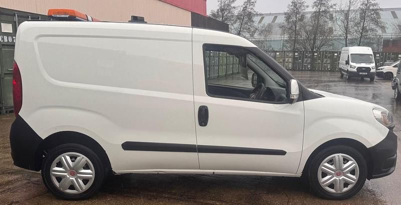 Used Fiat Doblò 90 HP (66 kW) 2016 White MPV