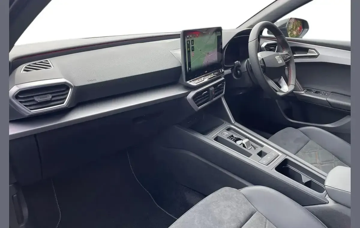 Nouă Seat Leon Black Edition 272 CP (200 kW) 2025 Negru Hatchback