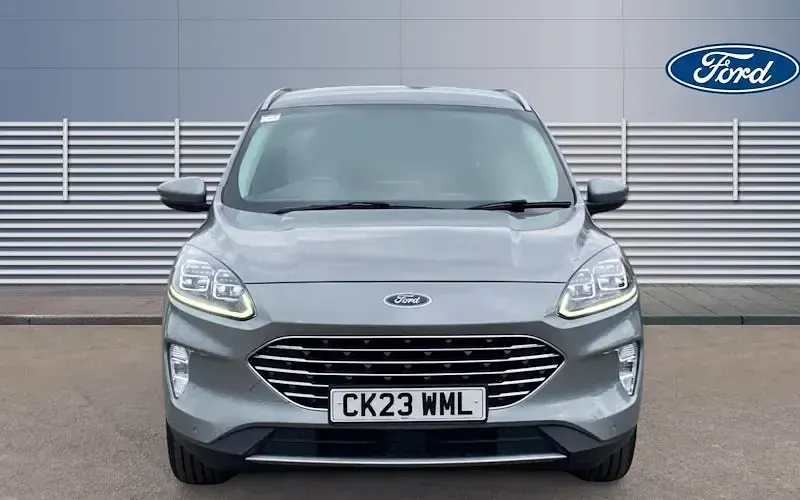 Usado Ford Kuga Titanium 150 HP (110 kW) 2023 Prateado SUV