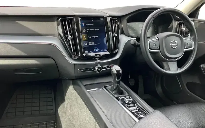 Used Volvo XC60 Momentum 190 HP (139 kW) 2018 Silver SUV
