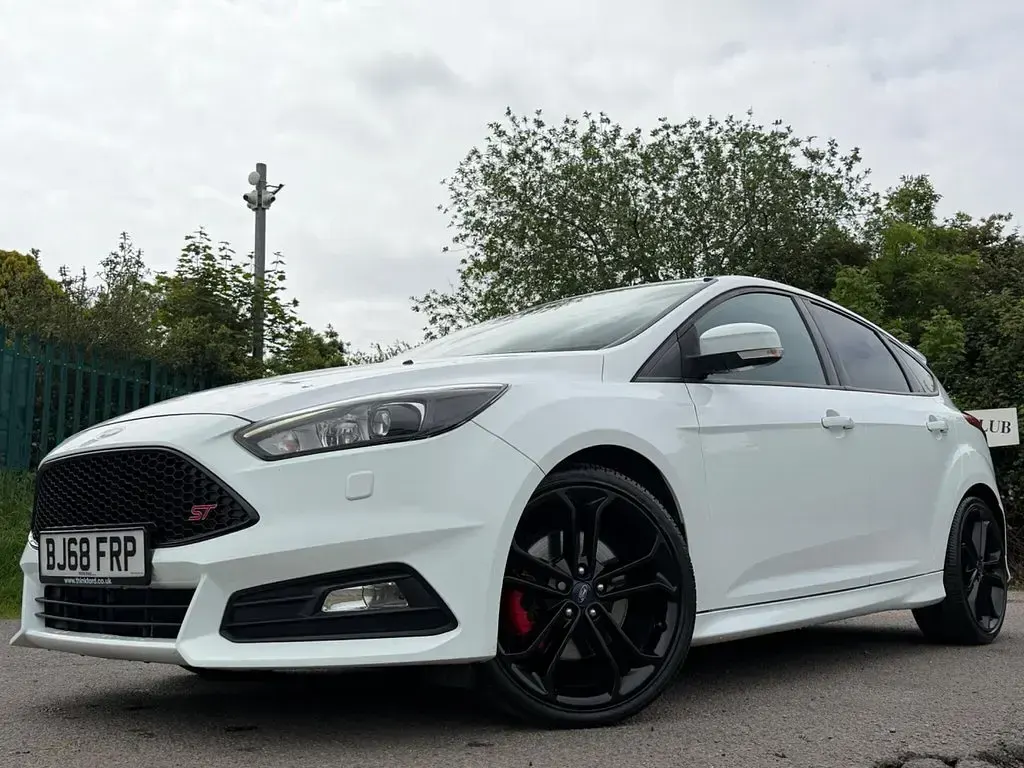 Used Ford Focus ST 185 HP (136 kW) 2018 White Hatchback