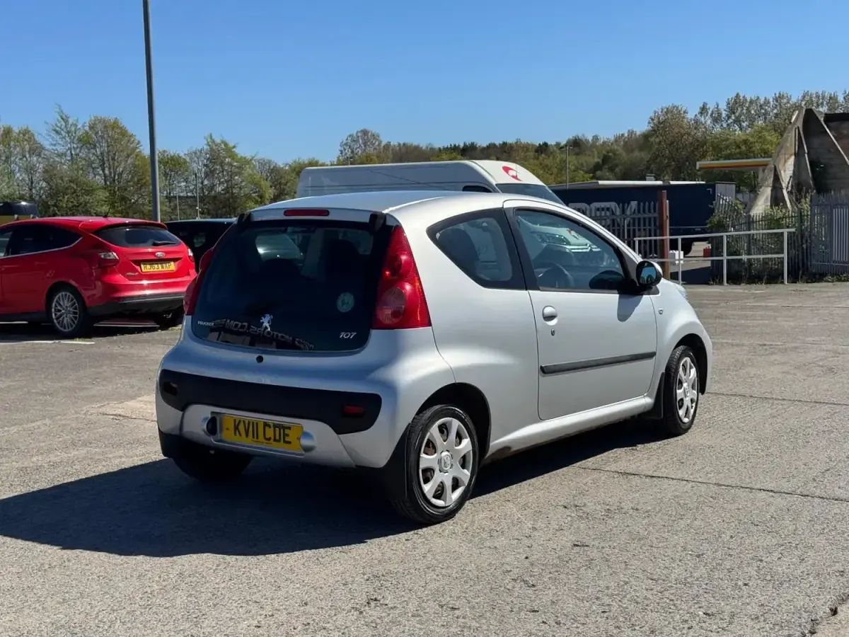 Second-hand Peugeot 107 68 CP (50 kW) 2011 Argintiu Hatchback