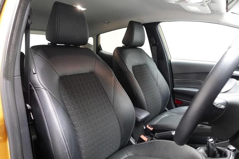 Used Ford Fiesta Active X 100 HP (73 kW) 2019 Yellow Hatchback