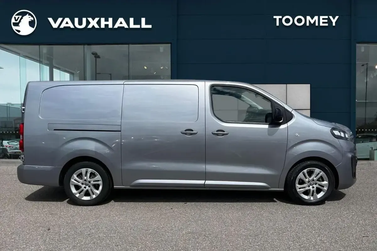 Usado Vauxhall Vivaro Elite 98 kW (134 CV) 2022 Gris Monovolumen
