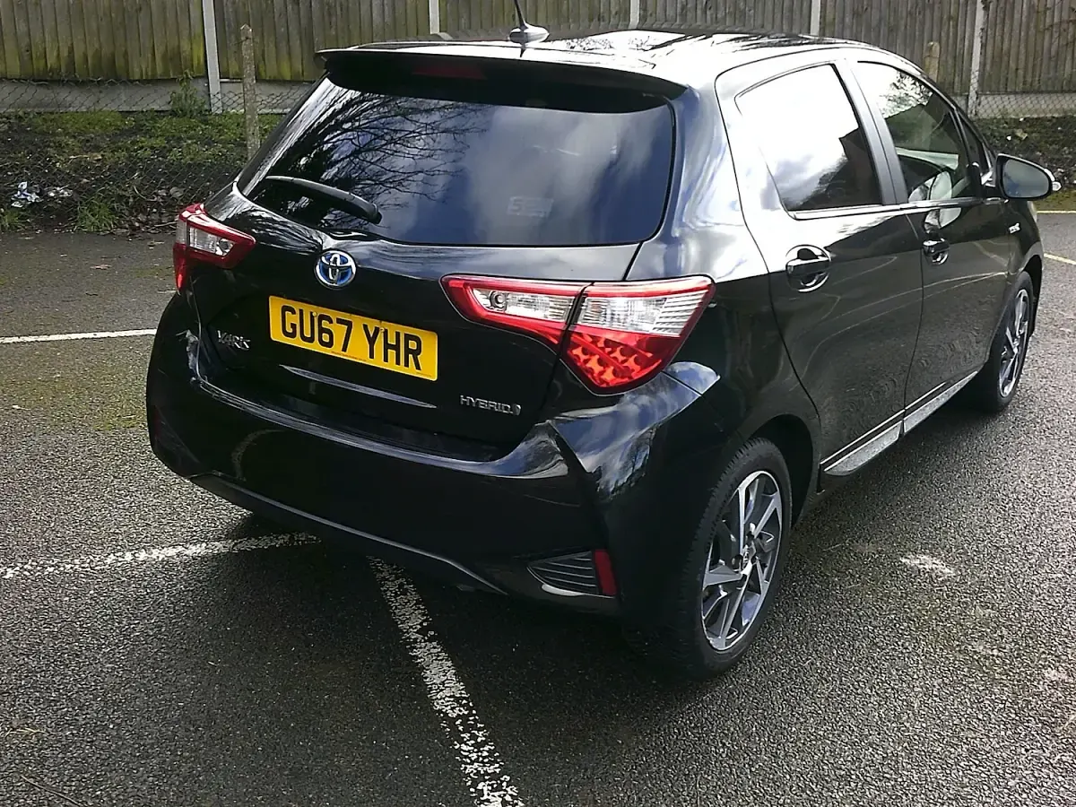 Used Toyota Yaris 100 HP (73 kW) 2017 Black Hatchback