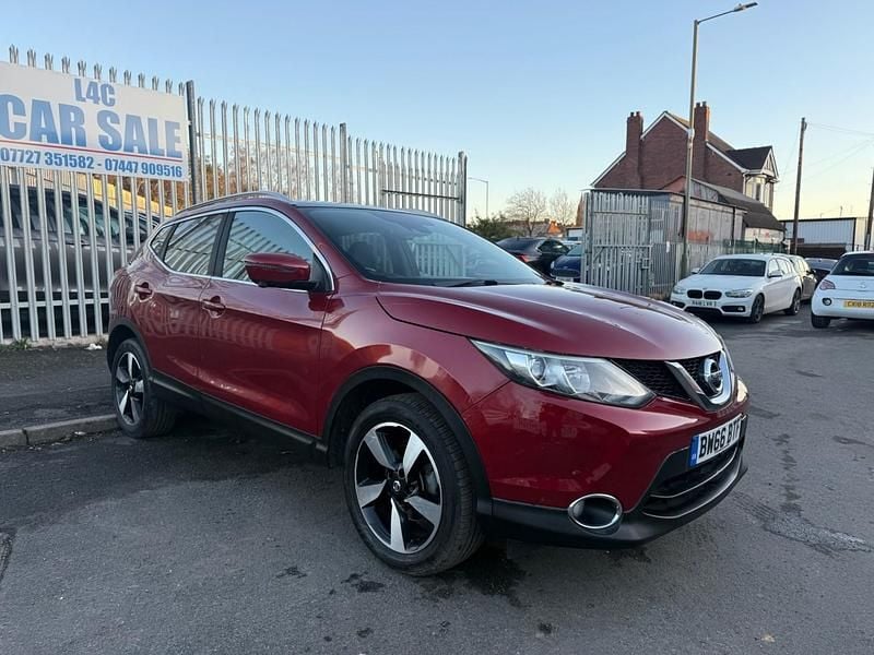 Used Nissan Qashqai N-Vision 115 HP (84 kW) 2016 Red SUV