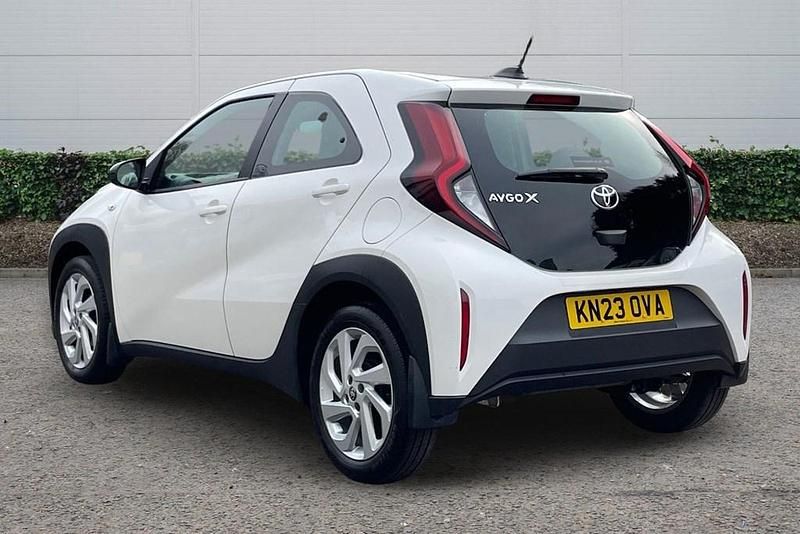 Used Toyota Aygo X PURE 72 HP (52 kW) 2023 White SUV