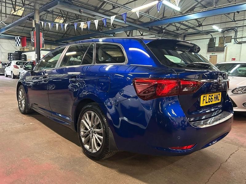 Used Toyota Avensis Business Edition 147 HP (108 kW) 2016 Blue Estate