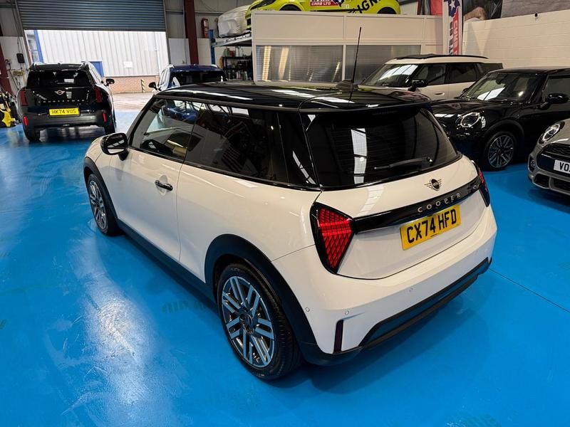 Używany Mini Cooper Classic 2024 Biały Hatchback
