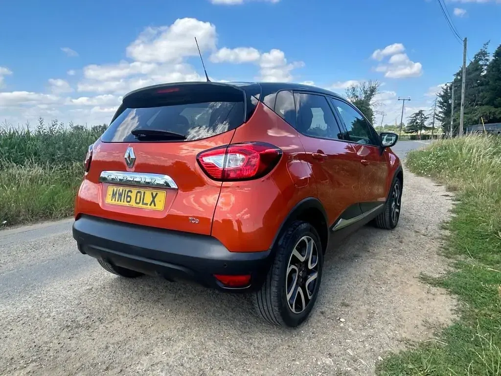 Used Renault Captur Dynamique 90 HP (66 kW) 2016 Orange/black SUV