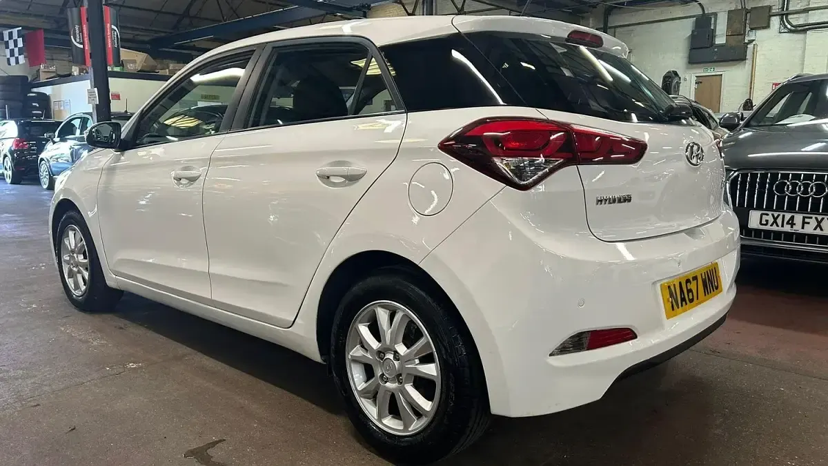 Used Hyundai i20 SE 84 HP (61 kW) 2017 White Hatchback