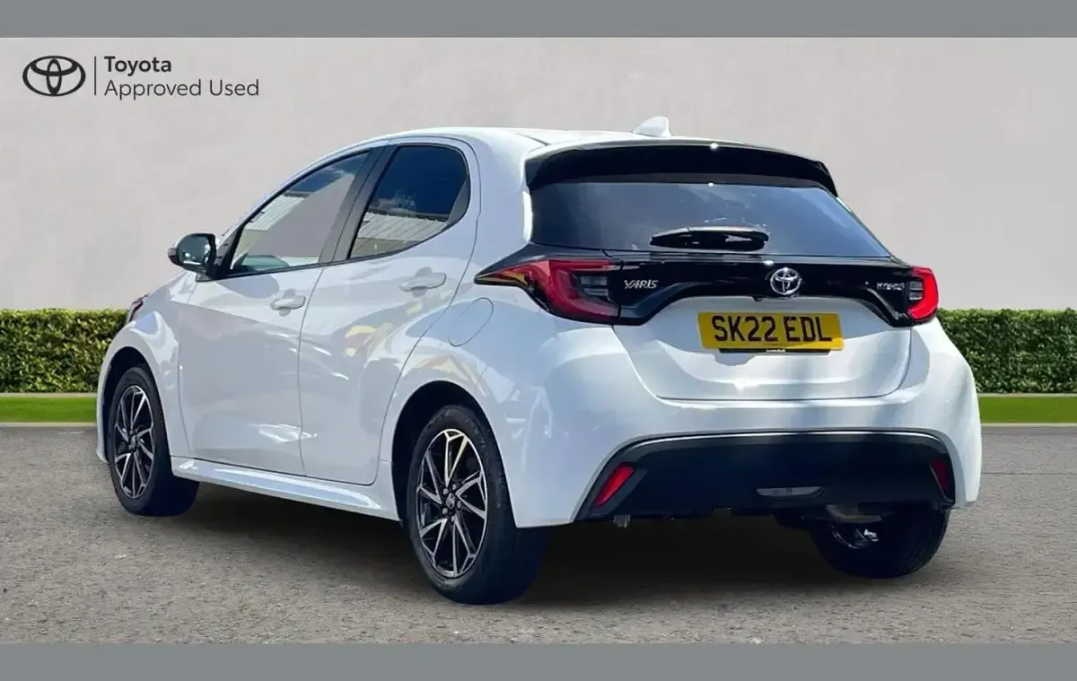 Used Toyota Yaris Design 116 HP (85 kW) 2022 White Hatchback