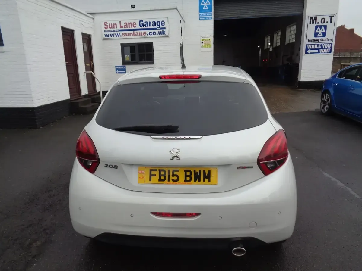 Used Peugeot 208 GT-line 110 HP (80 kW) 2015 White Hatchback