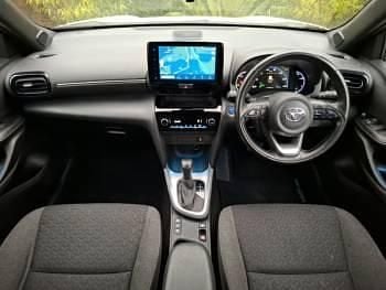 Used Toyota Yaris Hybrid Design 116 HP (85 kW) 2022 White Hatchback