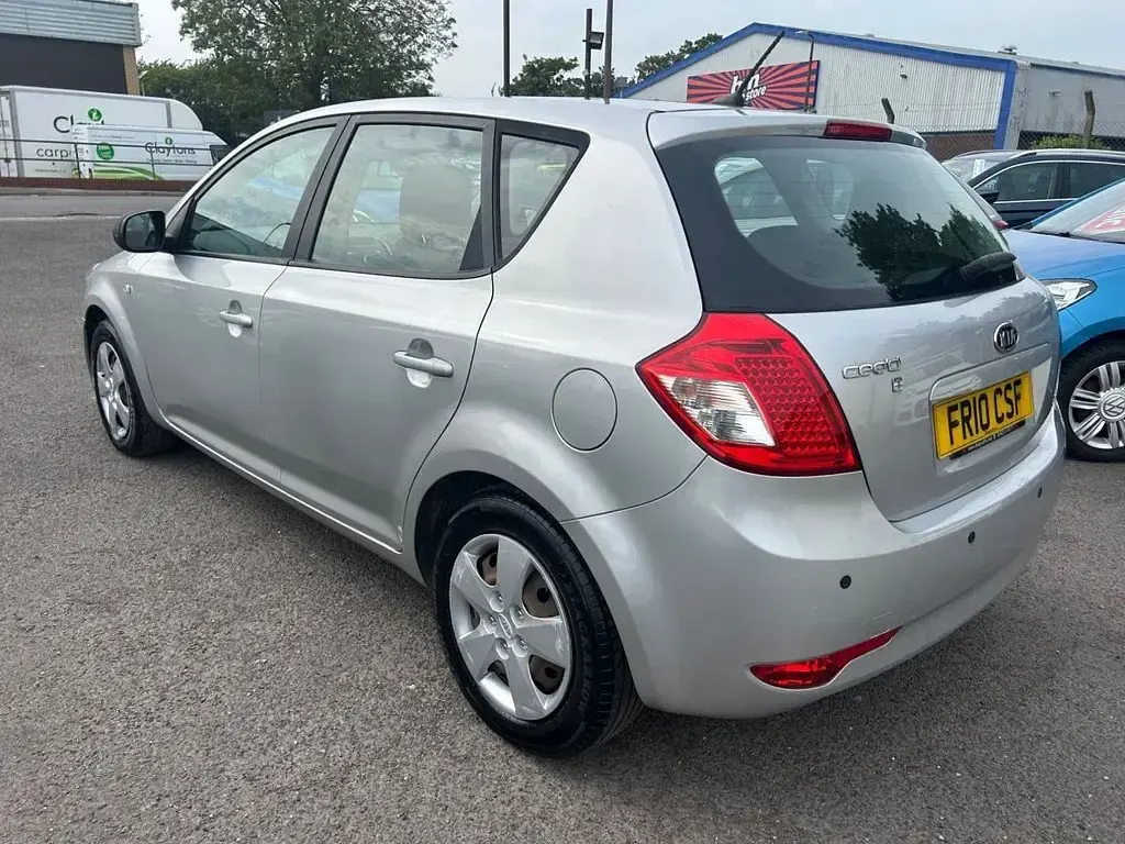 Used Kia Ceed 89 HP (65 kW) 2010 Silver Hatchback