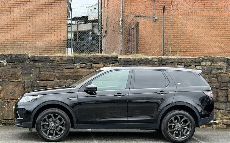 Used Land Rover Discovery 5 Landmark 179 HP (131 kW) 2019 Black SUV