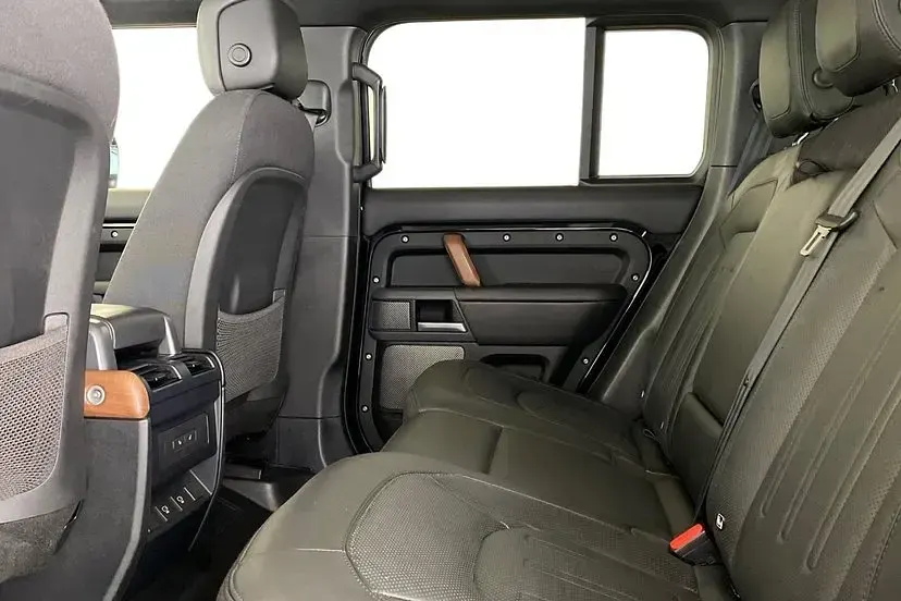 Used Land Rover Defender 300 HP (220 kW) 2024 Santorini black SUV
