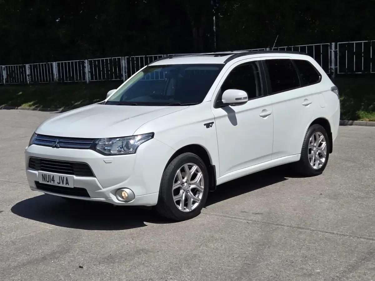 Used Mitsubishi Outlander P-HEV 2014 White Estate