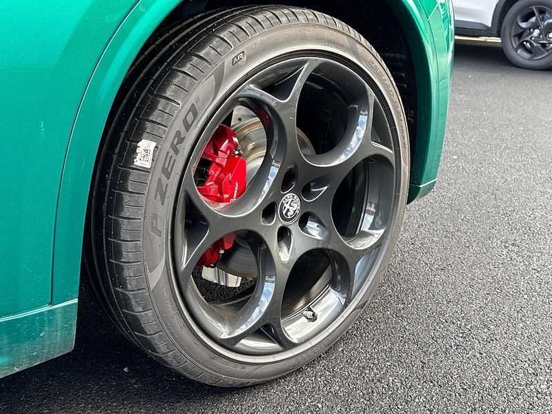 New Alfa Romeo Stelvio 280 HP (205 kW) 2025 Montreal green / black roof 329 SUV