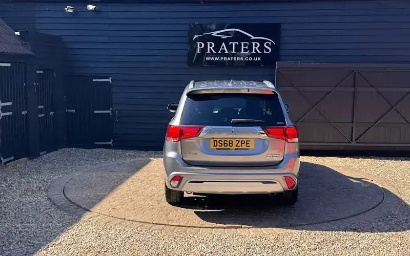 Używany Mitsubishi Outlander P-HEV 177 KM (130 kW) 2018 Szary Kombi