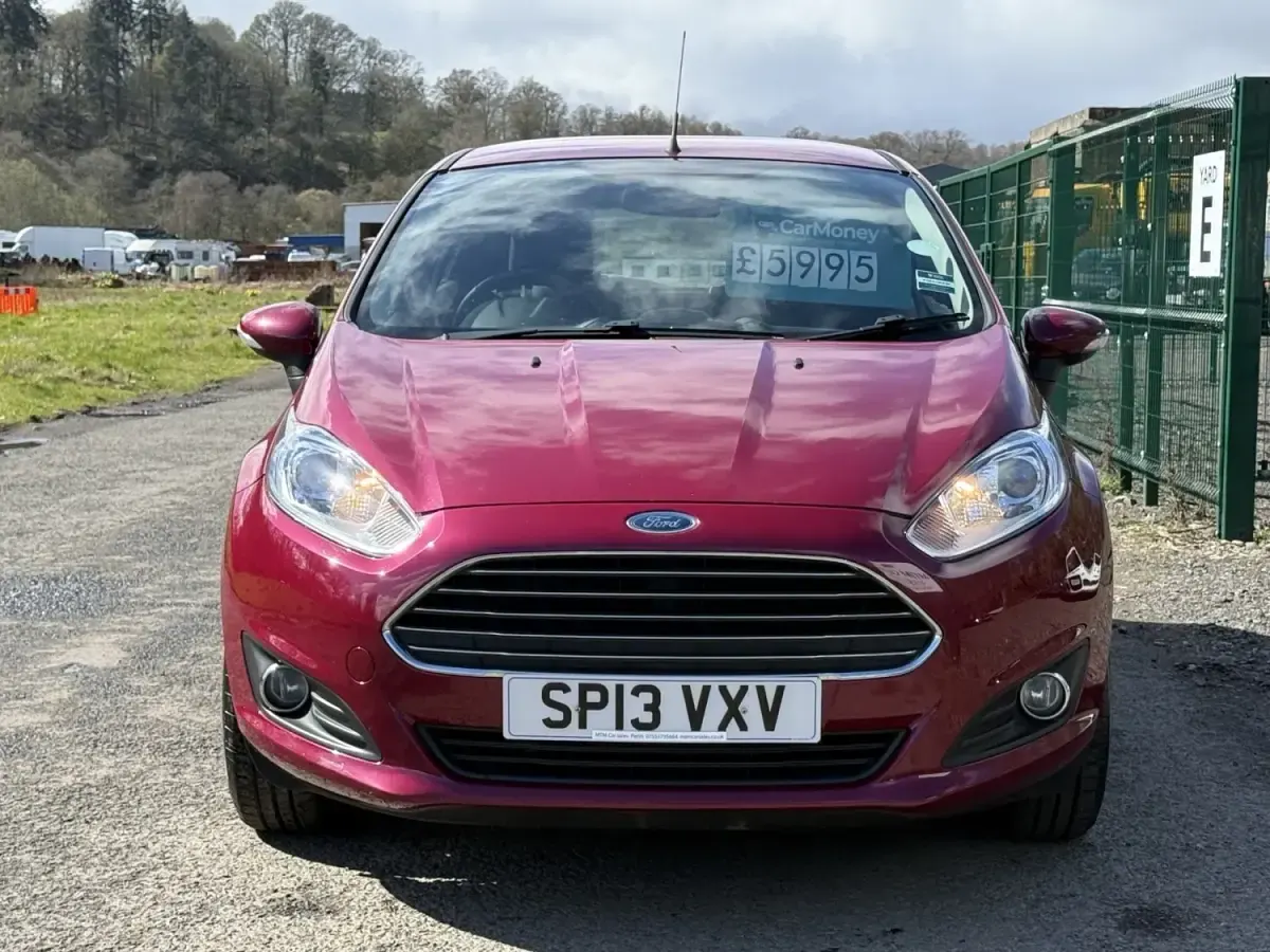Usado Ford Fiesta Zetec 82 HP (60 kW) 2013 Vermelho Citadino