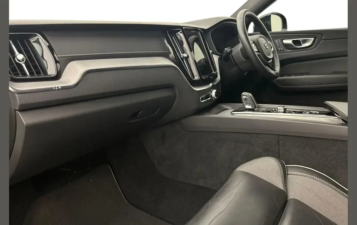 Used Volvo XC60 R-Design Pro 194 HP (142 kW) 2022 Black SUV