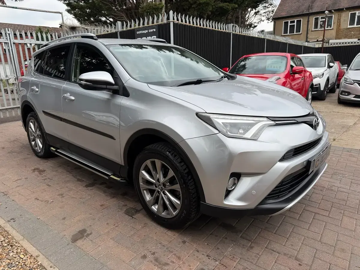 Used Toyota RAV4 143 HP (105 kW) 2016 Silver SUV