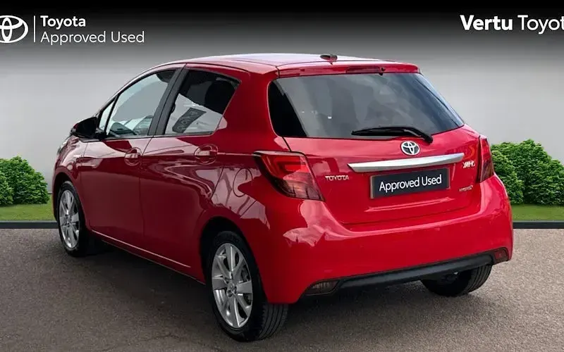 Used Toyota Yaris 101 HP (74 kW) 2016 Red Hatchback